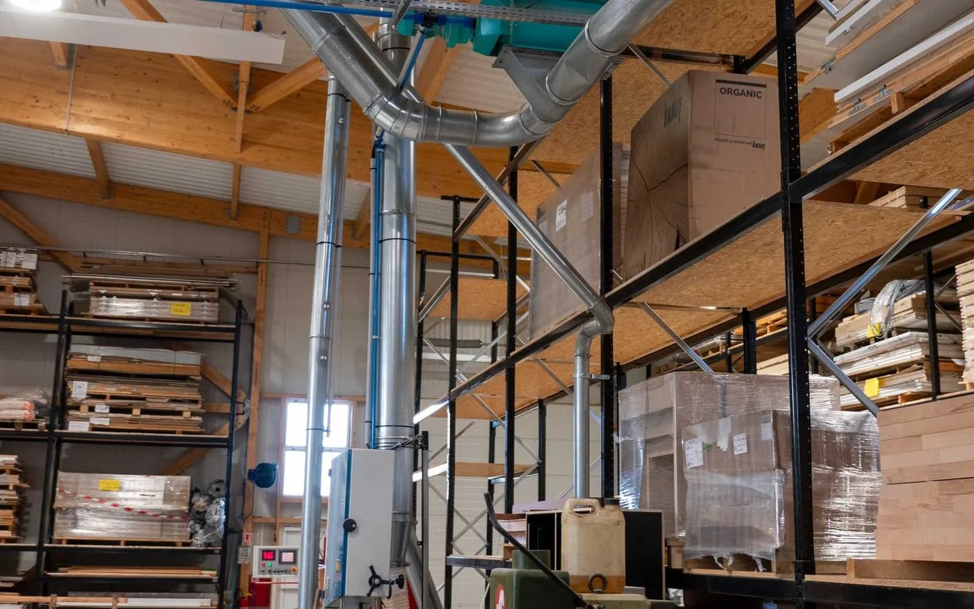 Atelier de menuiserie desservi par un réseau d'aspiration reliant les machines