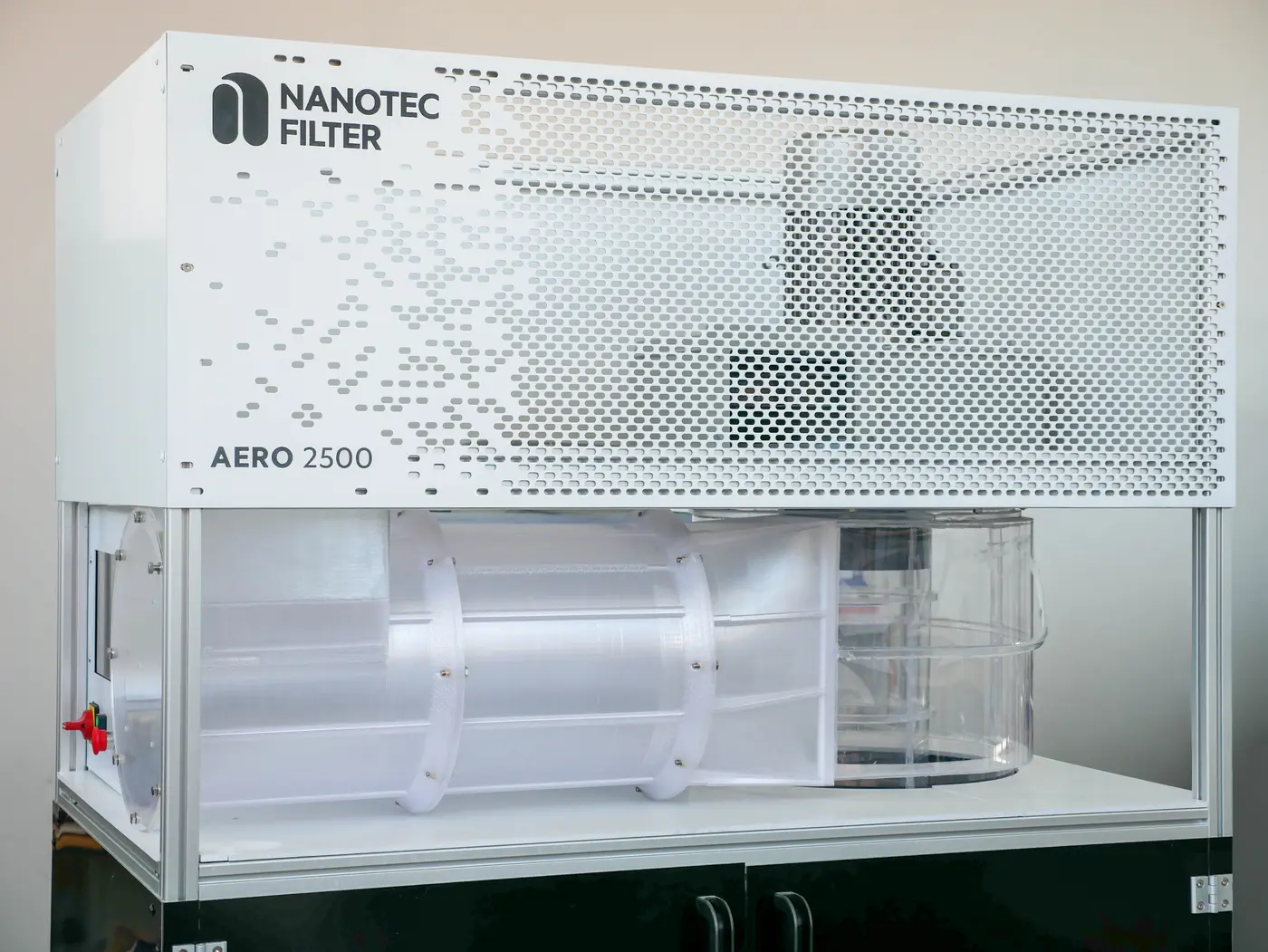 Banc d’essai AERO 2500 : contacteur vortex transparent et cyclone de séparation sous le caisson perforé Nanotec Filter.