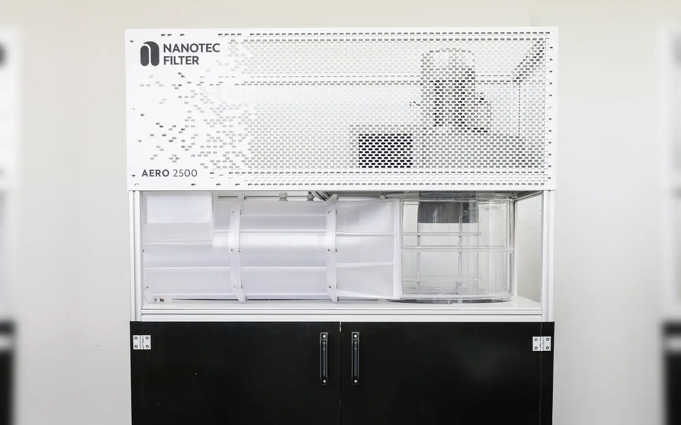 Banc d’essai instrumenté AERO 2500 - vue de face : panneau perforé Nanotec Filter et contacteur transparent.
