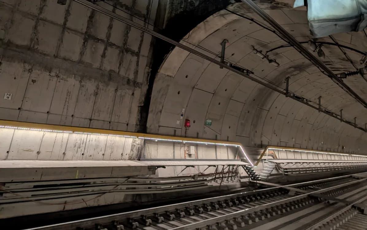 Tunnel ferroviaire souterrain avec voies et structure en béton
