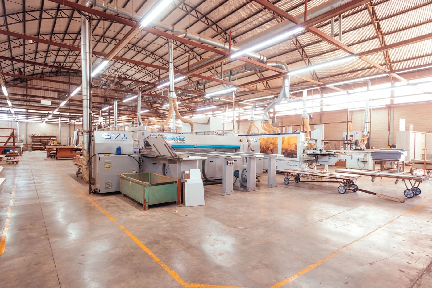 Atelier bois équipé de machines de découpe raccordées à un réseau d'aspiration des poussières
