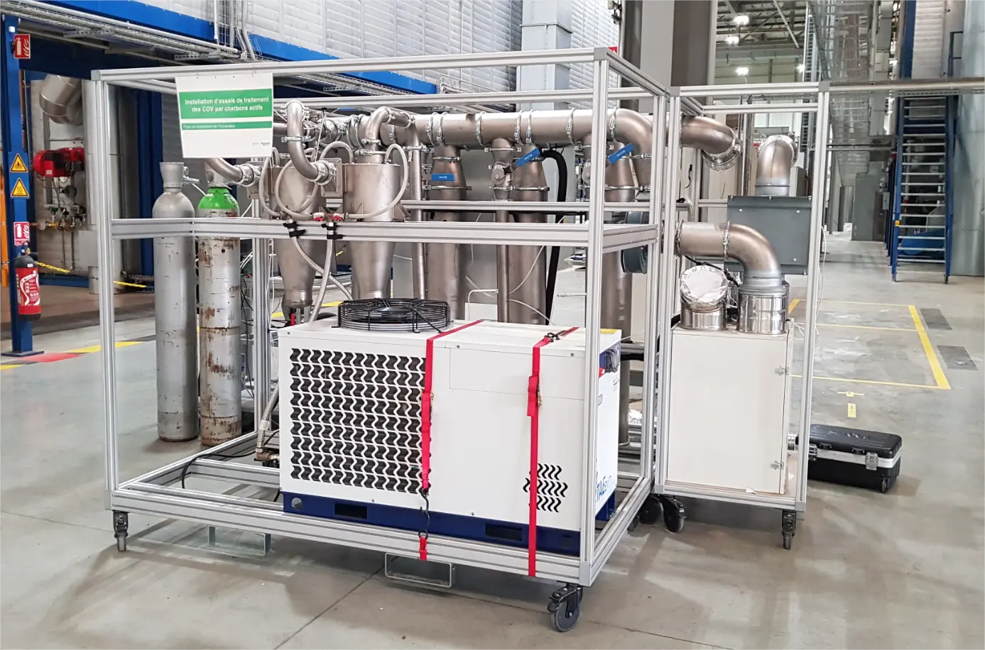 Banc pilote du procédé Nanotec Filter de filtration par voie humide en atelier : contacteur cyclonique, groupe de traitement et instrumentation.