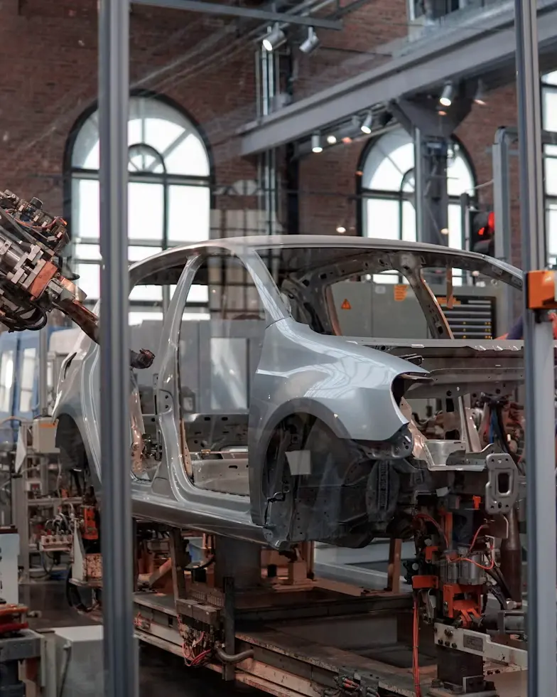 Caisse automobile sur une ligne d’assemblage en usine.