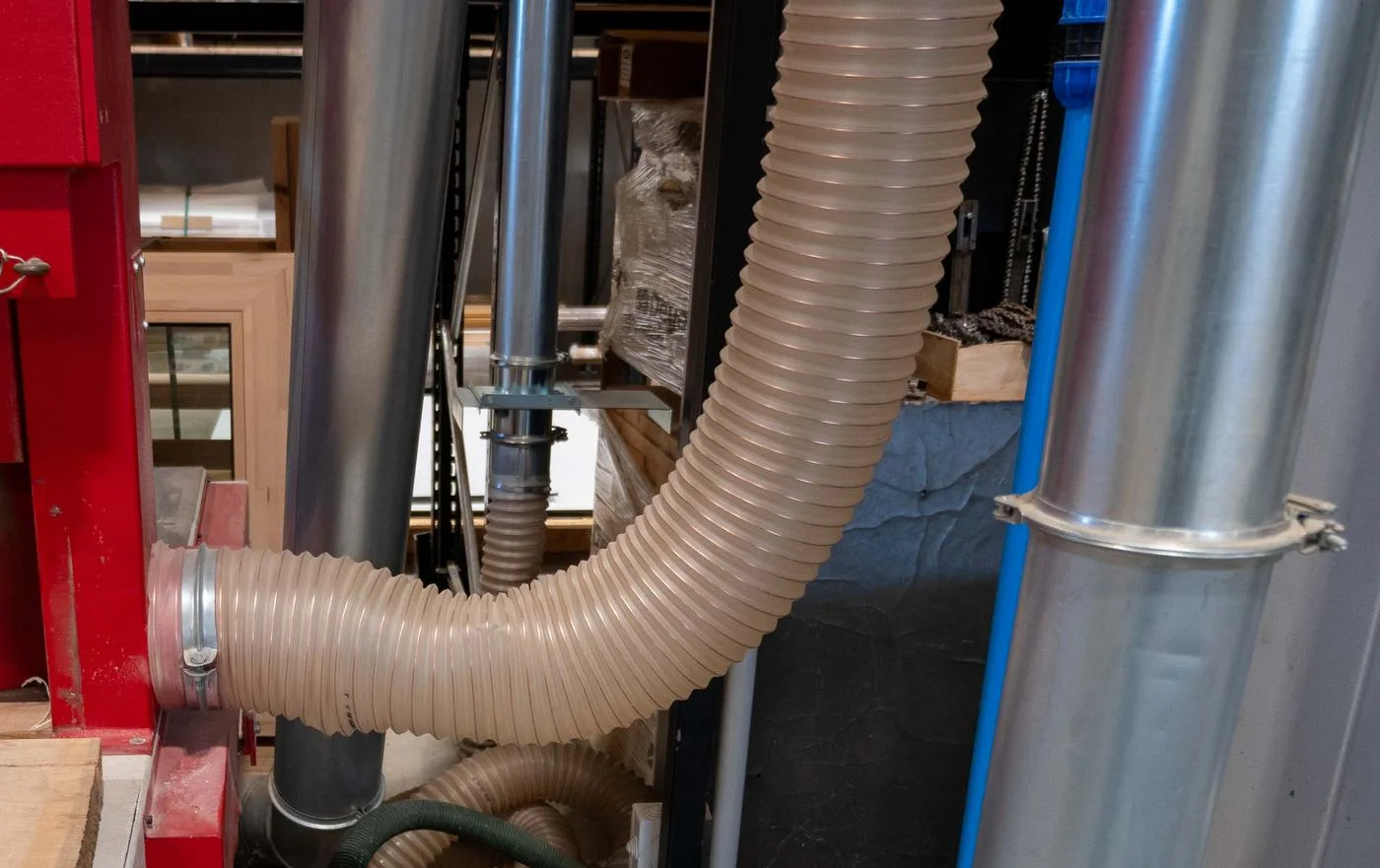 Raccordement d'une machine au réseau d'aspiration par flexible et gaine rigide