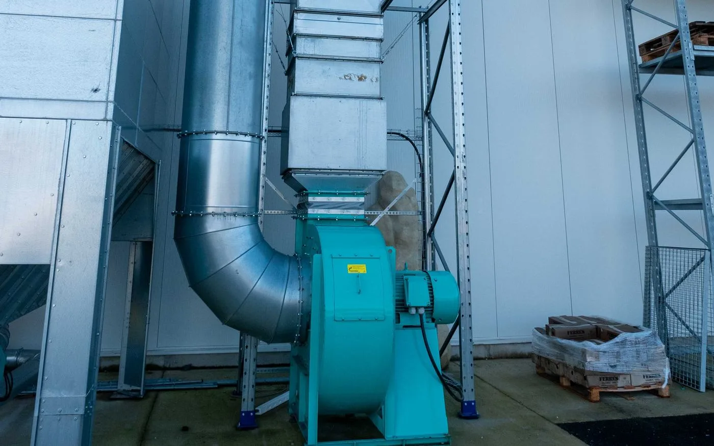 Installation d'aspiration industrielle : réseau de gaines et ventilateur centrifuge