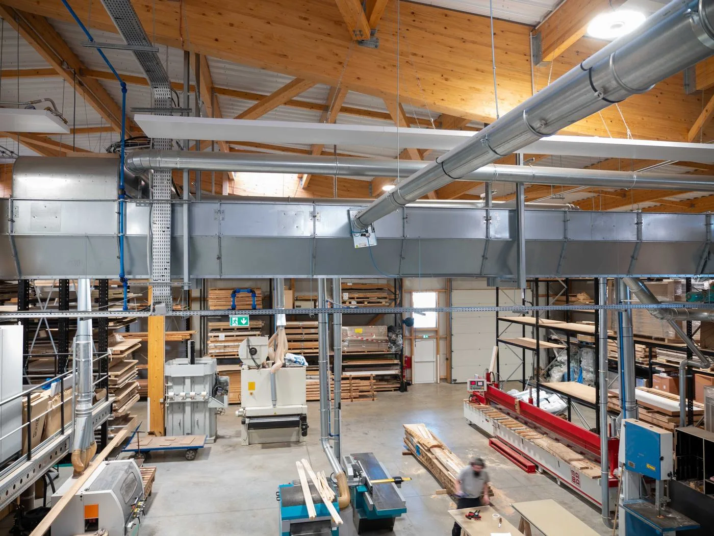 Atelier de menuiserie équipé d'un réseau d'aspiration des poussières de bois